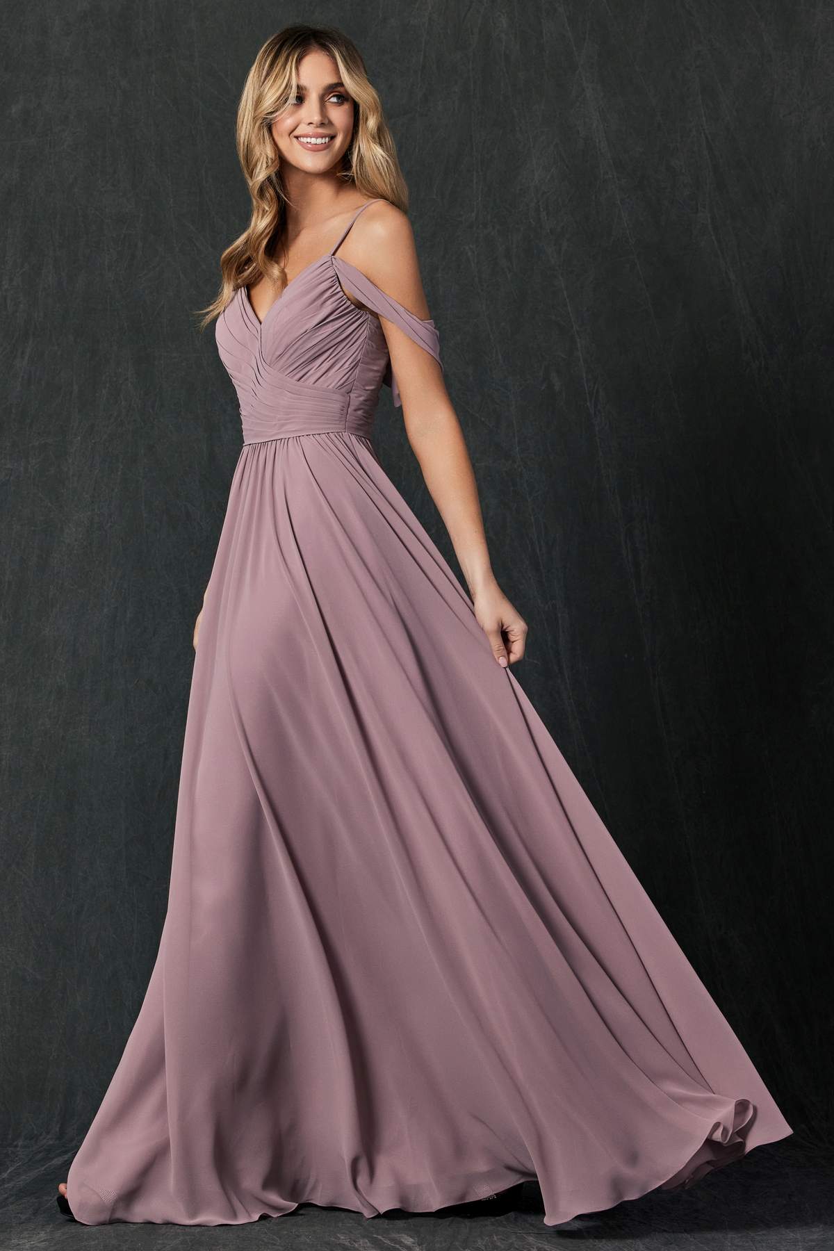 Vestido de noche formal Juliet 262 plisado con hombros descubiertos
