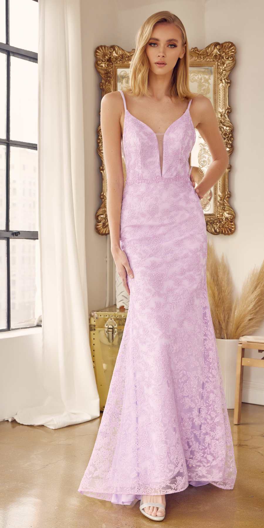 Vestido ceñido Juliet 272 con encaje bordado y detalles de pedrería