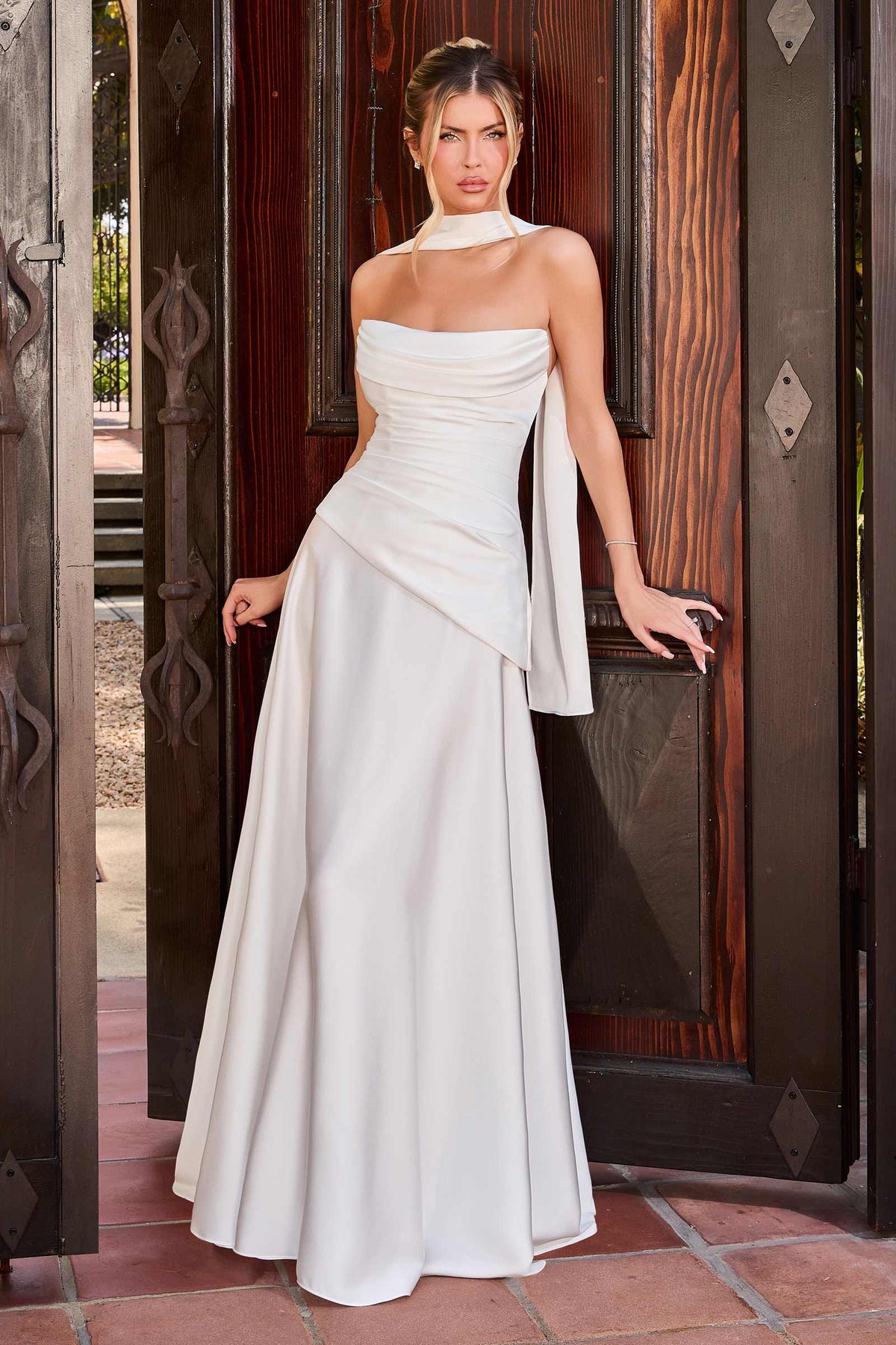 Vestido de novia sin tirantes Ladivine 7432W con corsé ajustado en la espalda