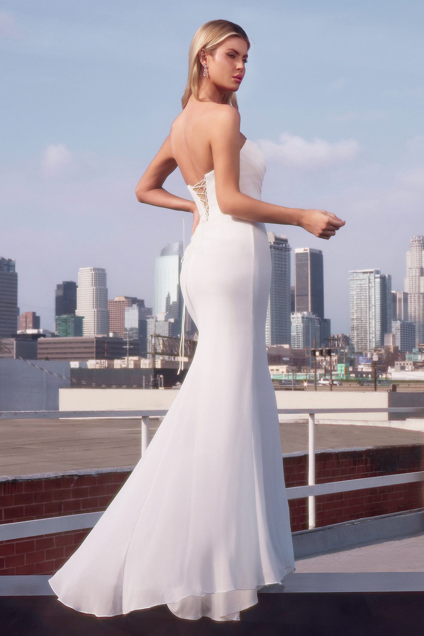 Vestido de chifón entallado sin tirantes color blanco roto Ladivine 7434W