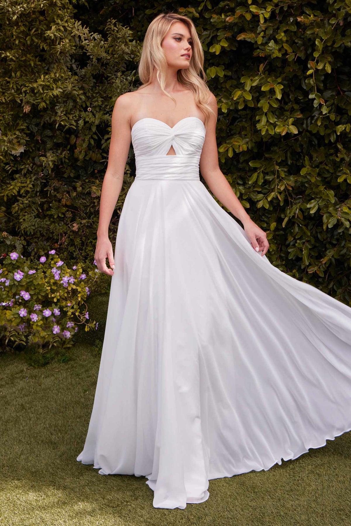 Vestido de chifón color blanquecino sin tirantes línea A Ladivine 7435W