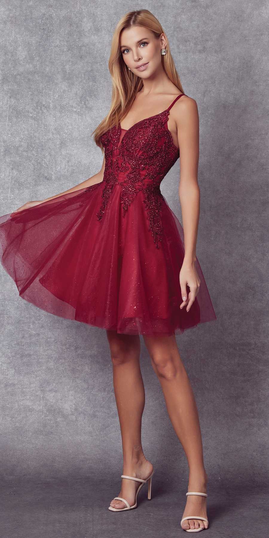 Vestido de fiesta corto con bordados y purpurina, modelo Juliet 857