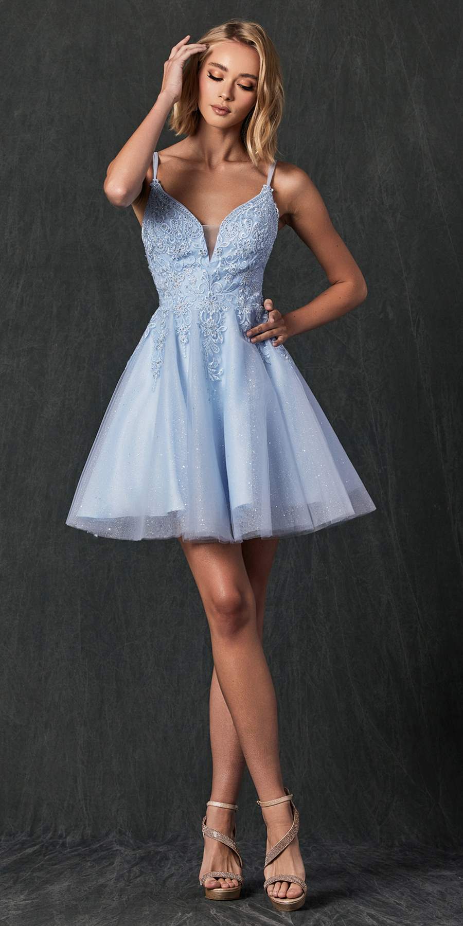 Vestido de fiesta corto con bordados y purpurina, modelo Juliet 857