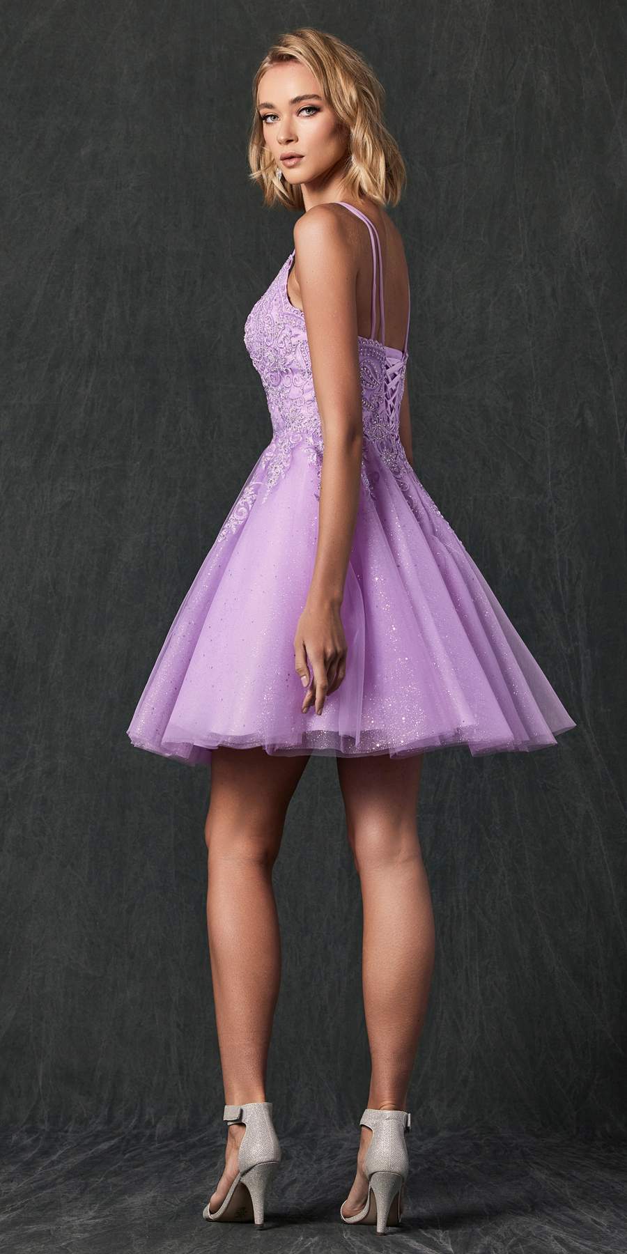 Vestido de fiesta corto con bordados y purpurina, modelo Juliet 857
