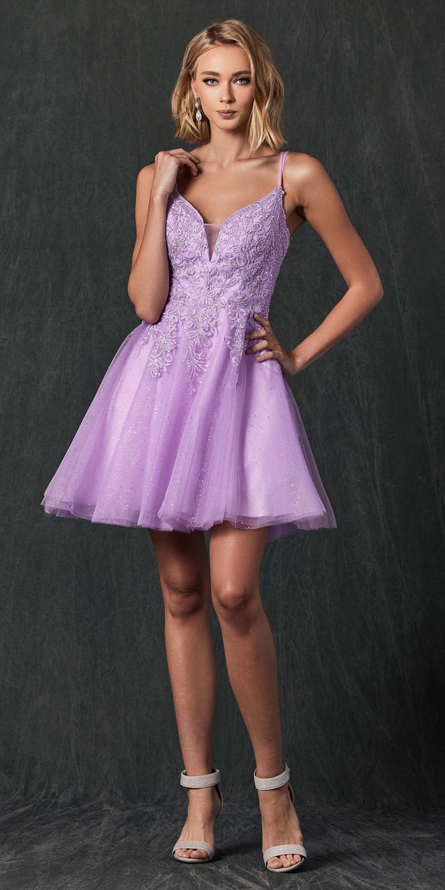 Vestido de fiesta corto con bordados y purpurina, modelo Juliet 857