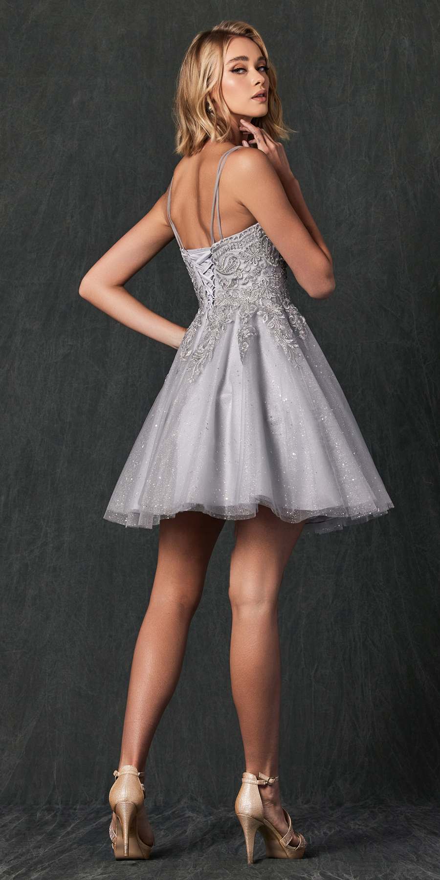 Vestido de fiesta corto con bordados y purpurina, modelo Juliet 857