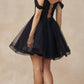 Vestido de fiesta corto Juliet 880 de tul con brillantina, corte A y hombros descubiertos.