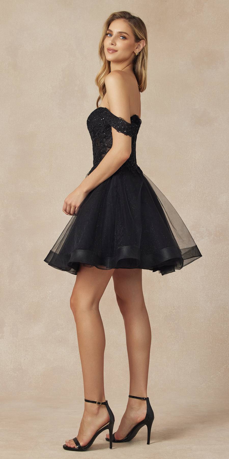 Vestido de fiesta corto Juliet 880 de tul con brillantina, corte A y hombros descubiertos.