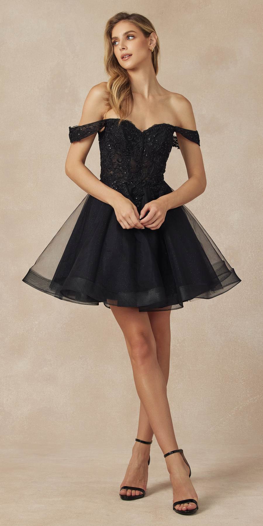 Vestido de fiesta corto Juliet 880 de tul con brillantina, corte A y hombros descubiertos.