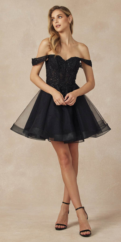 Vestido de fiesta corto Juliet 880 de tul con brillantina, corte A y hombros descubiertos.