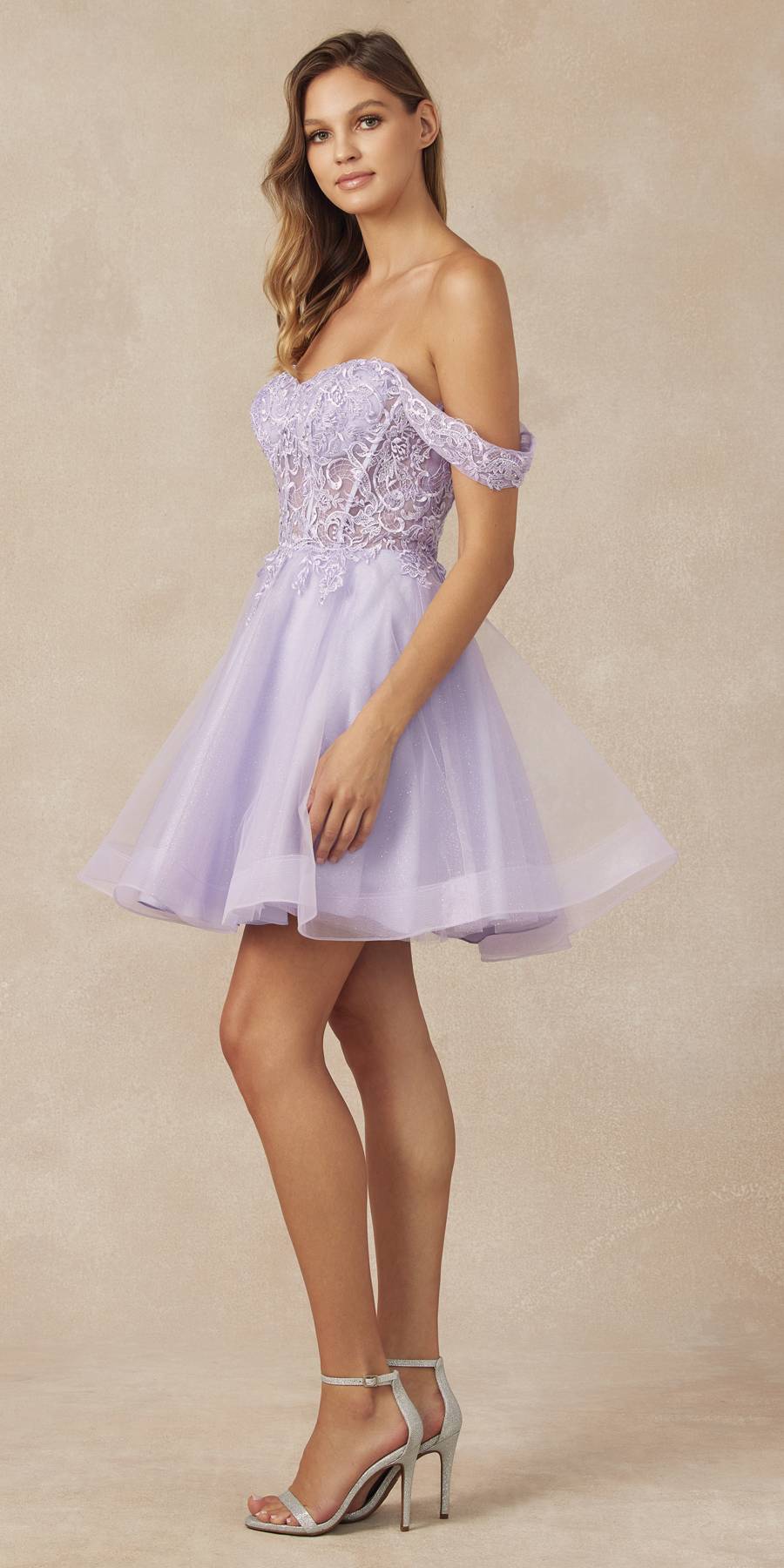 Vestido de fiesta corto Juliet 880 de tul con brillantina, corte A y hombros descubiertos.
