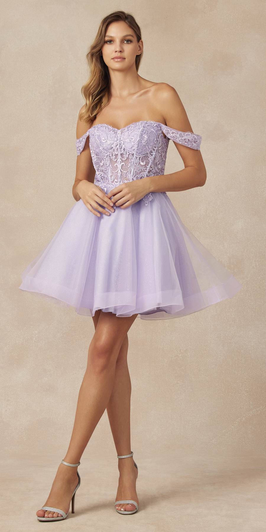 Vestido de fiesta corto Juliet 880 de tul con brillantina, corte A y hombros descubiertos.