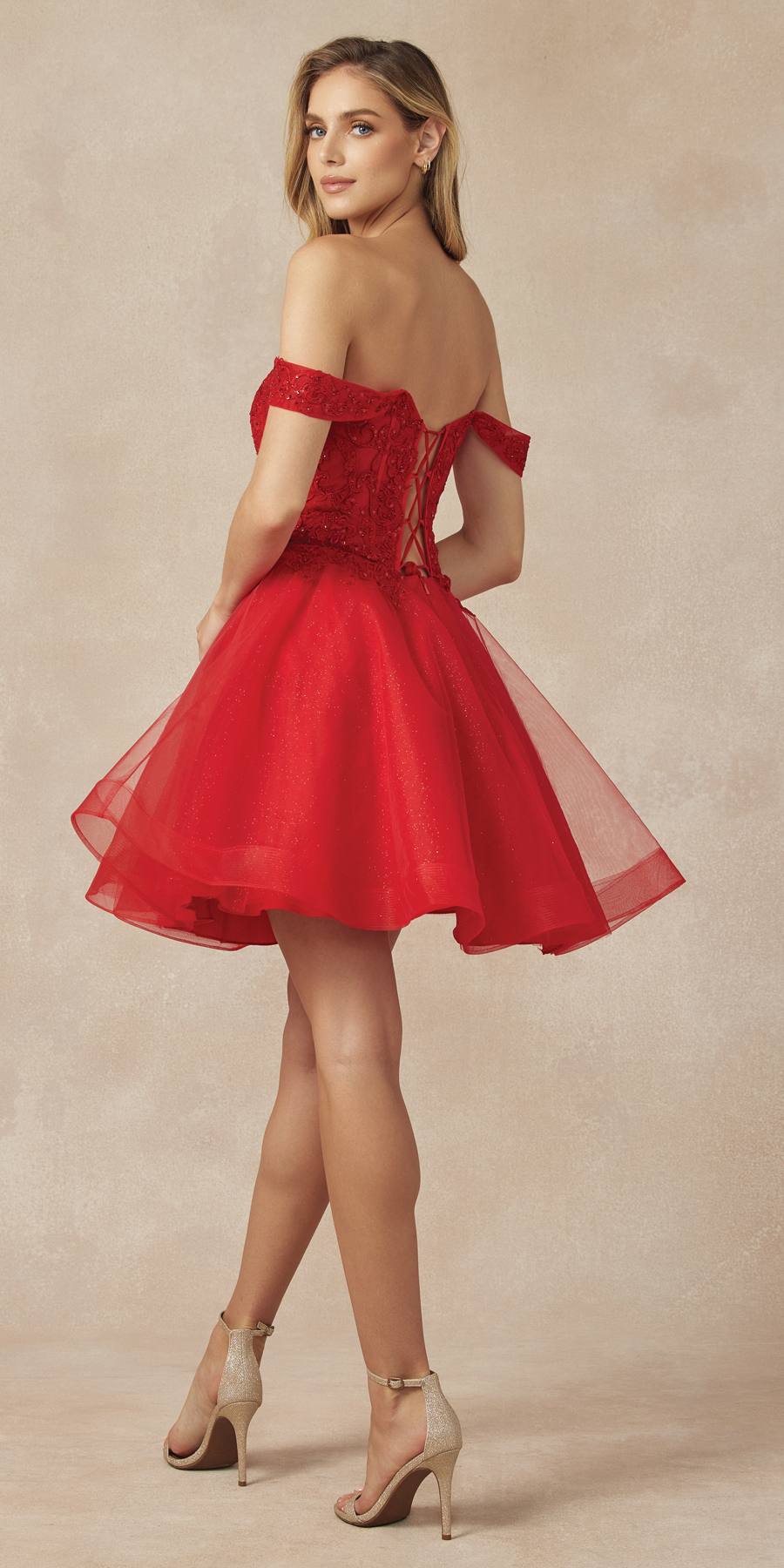 Vestido de fiesta corto Juliet 880 de tul con brillantina, corte A y hombros descubiertos.