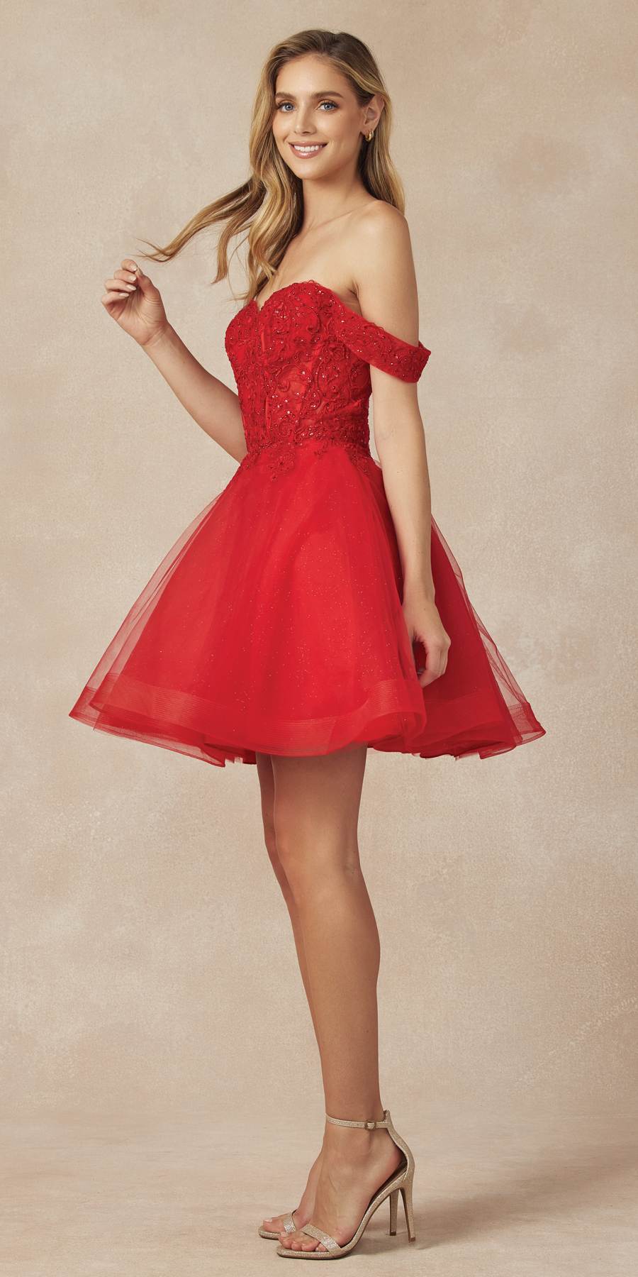 Vestido de fiesta corto Juliet 880 de tul con brillantina, corte A y hombros descubiertos.