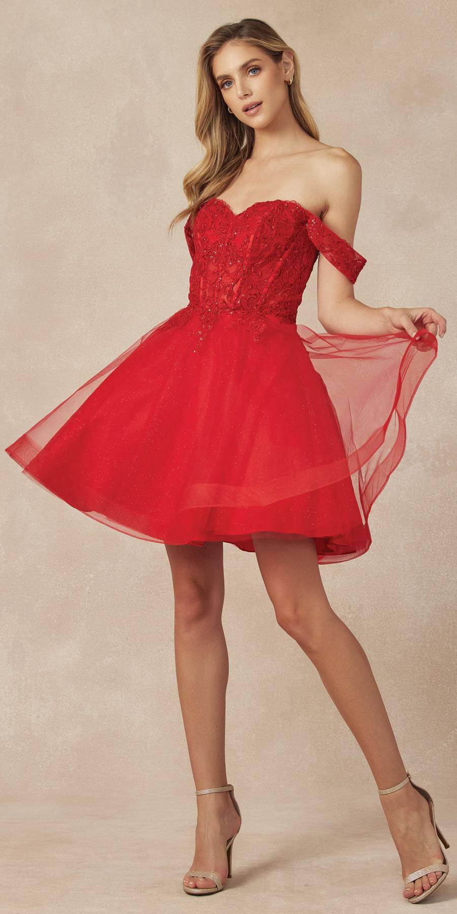 Vestido de fiesta corto Juliet 880 de tul con brillantina, corte A y hombros descubiertos.