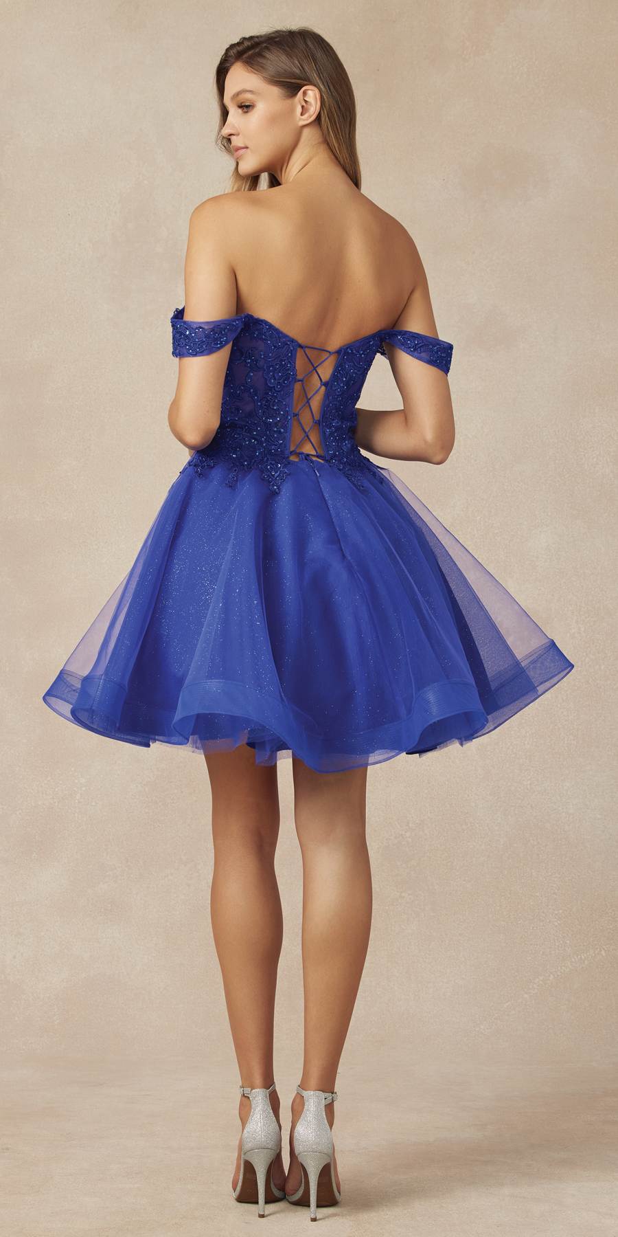 Vestido de fiesta corto Juliet 880 de tul con brillantina, corte A y hombros descubiertos.