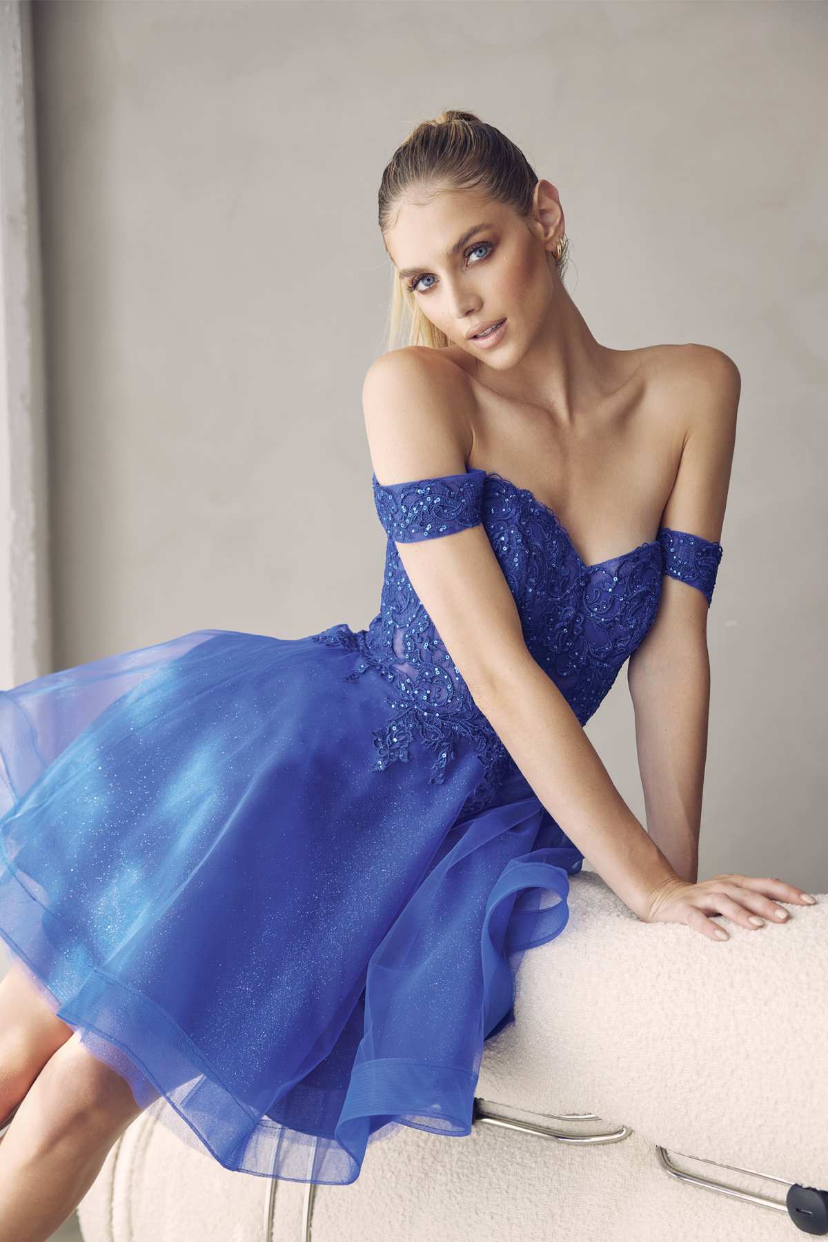 Vestido de fiesta corto Juliet 880 de tul con brillantina, corte A y hombros descubiertos.