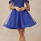 Vestido de fiesta corto Juliet 880 de tul con brillantina, corte A y hombros descubiertos.