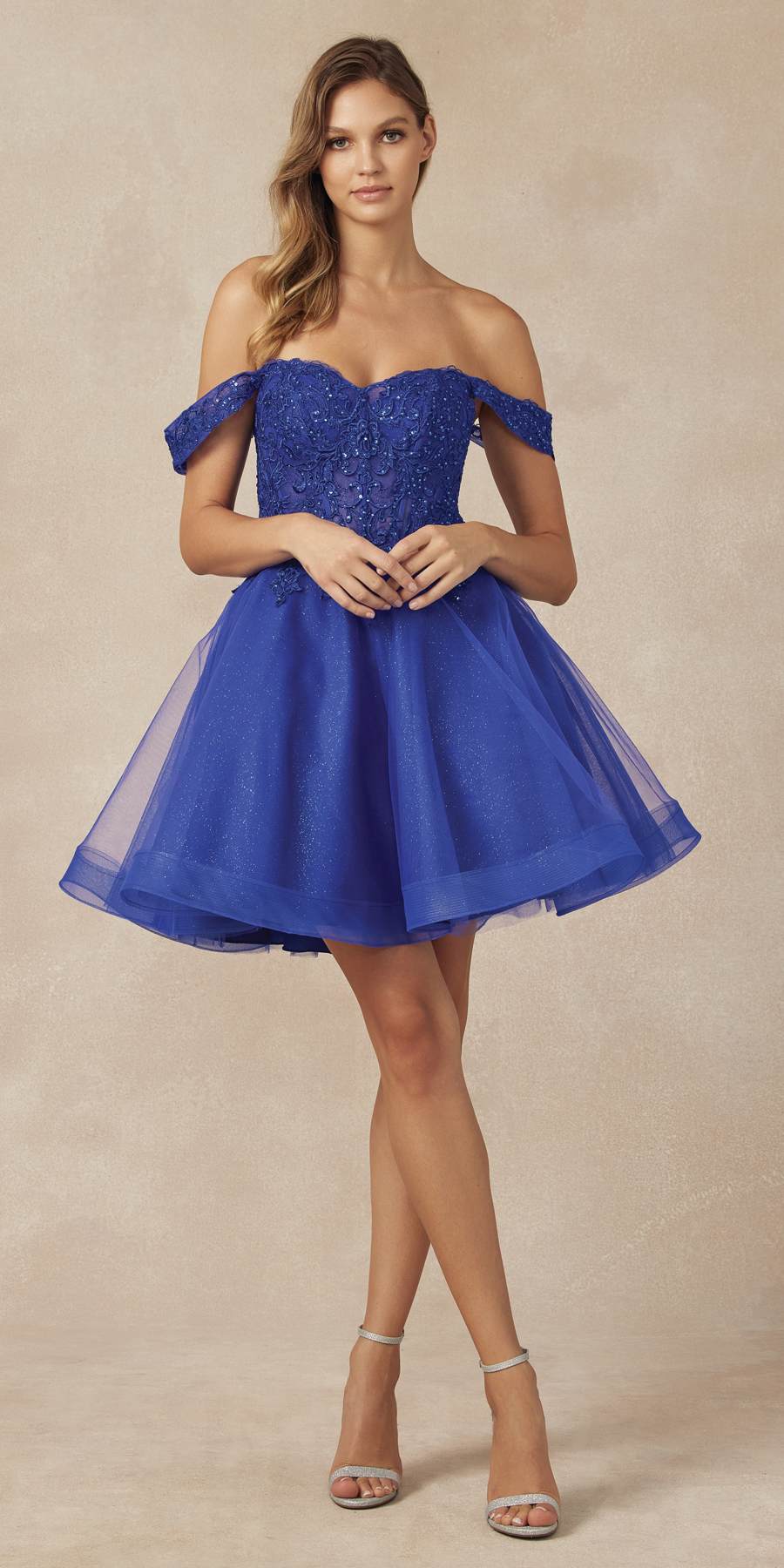 Vestido de fiesta corto Juliet 880 de tul con brillantina, corte A y hombros descubiertos.