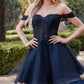 Vestido de fiesta corto Juliet 880 de tul con brillantina, corte A y hombros descubiertos.