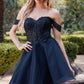 Vestido de fiesta corto Juliet 880 de tul con brillantina, corte A y hombros descubiertos.