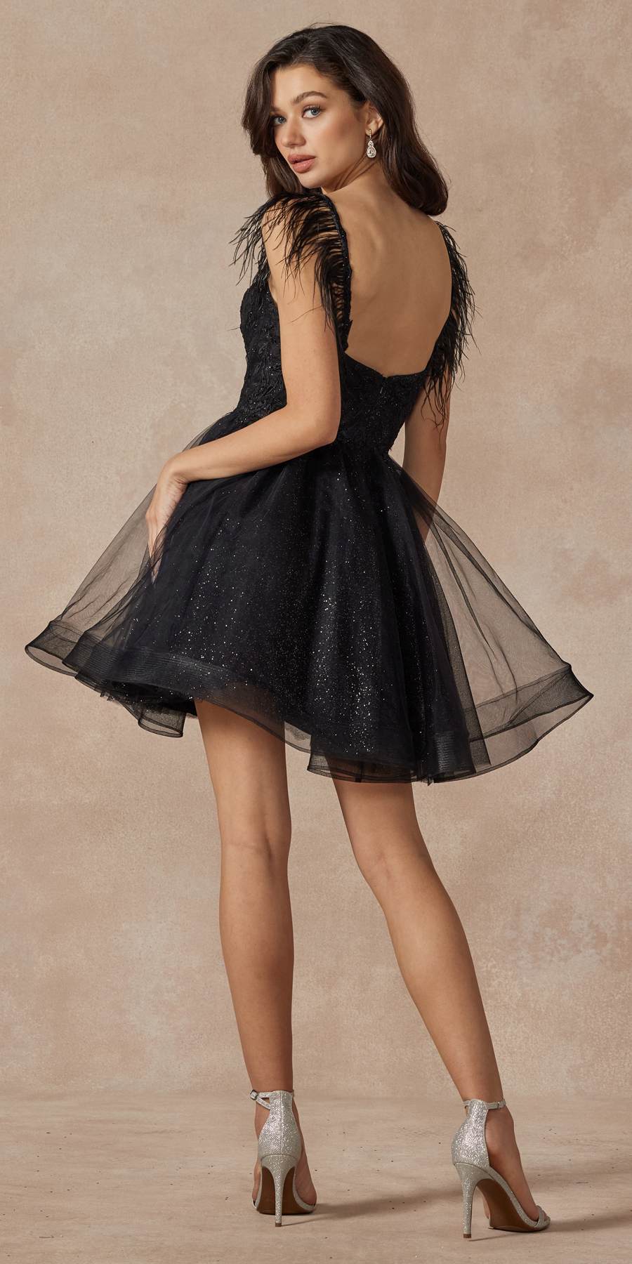 Vestido corto de tul de corte A con corpiño transparente y tirantes de plumas Juliet 881