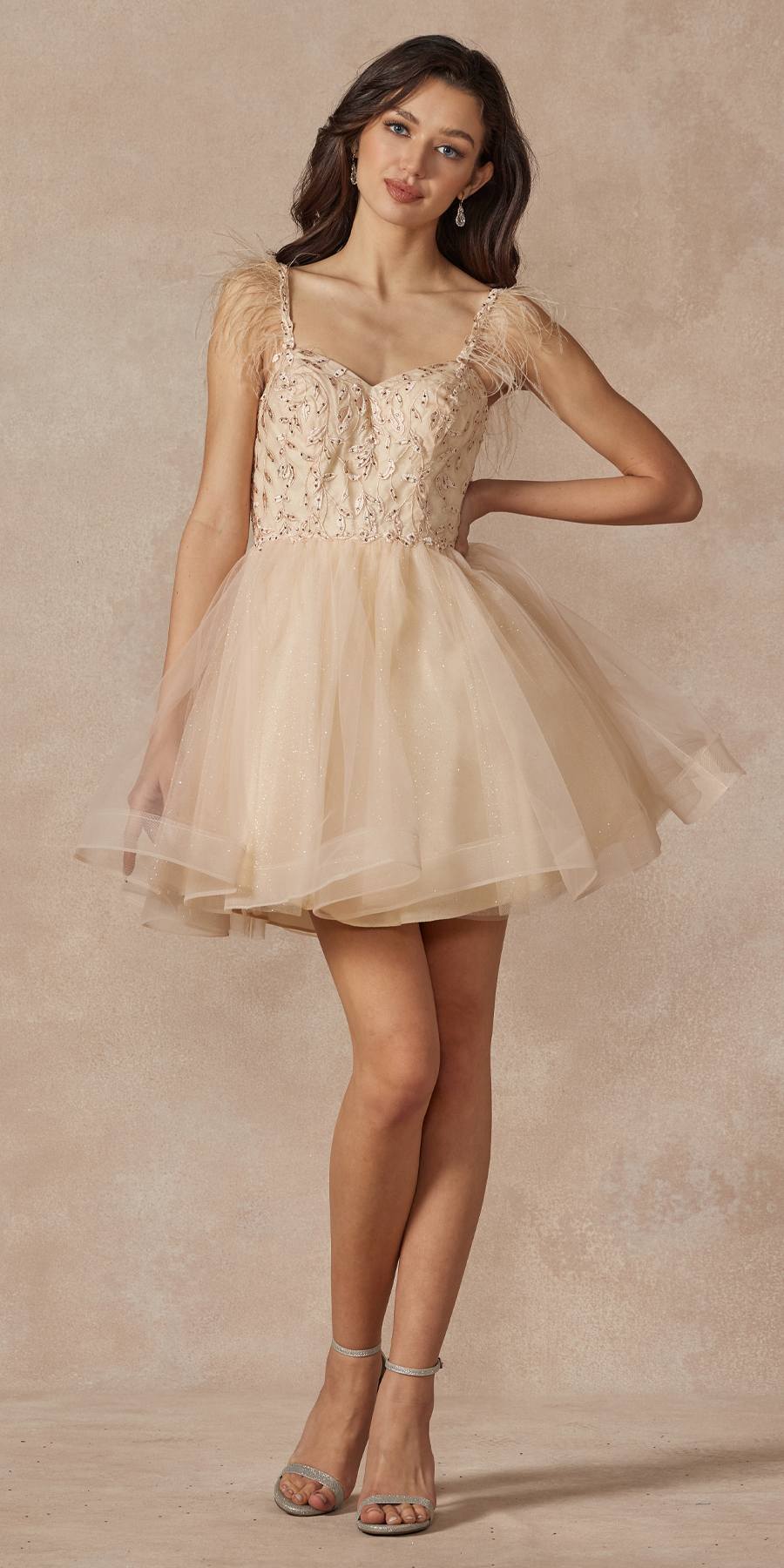 Vestido corto de tul de corte A con corpiño transparente y tirantes de plumas Juliet 881