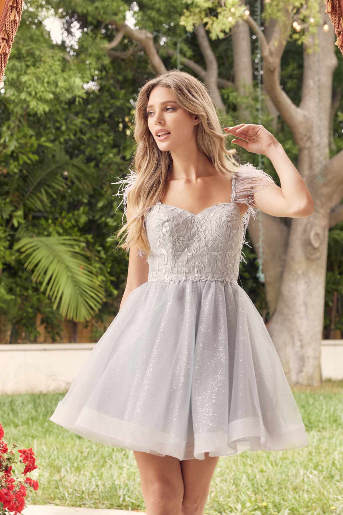 Vestido corto de tul de corte A con corpiño transparente y tirantes de plumas Juliet 881