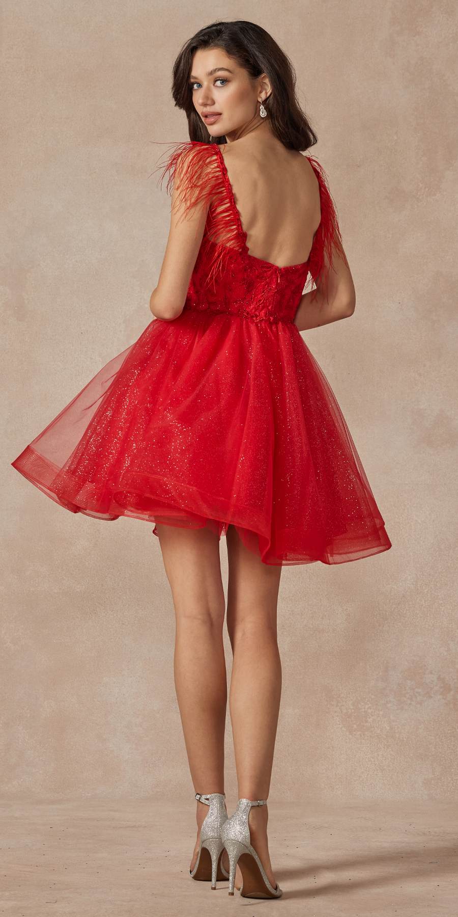 Vestido corto de tul de corte A con corpiño transparente y tirantes de plumas Juliet 881