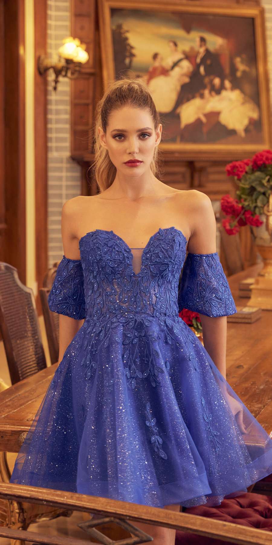 Juliet 909 Vestido corto de línea A con estampado de brillo y mangas cortas abullonadas removibles