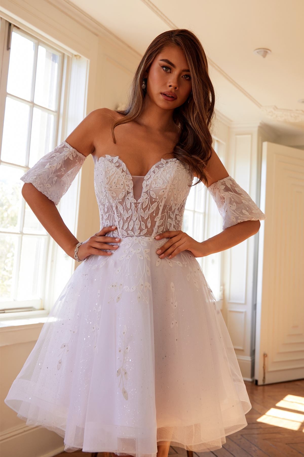 Juliet 909 Vestido corto de línea A con estampado de brillo y mangas cortas abullonadas removibles