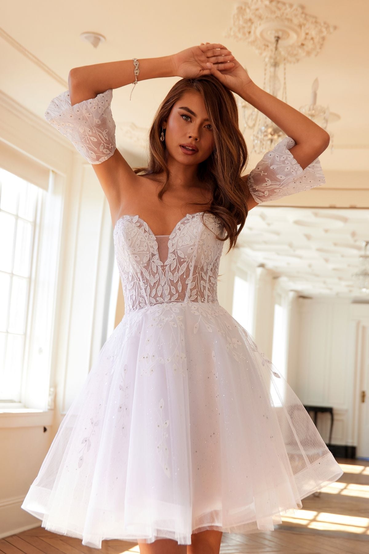 Juliet 909 Vestido corto de línea A con estampado de brillo y mangas cortas abullonadas removibles