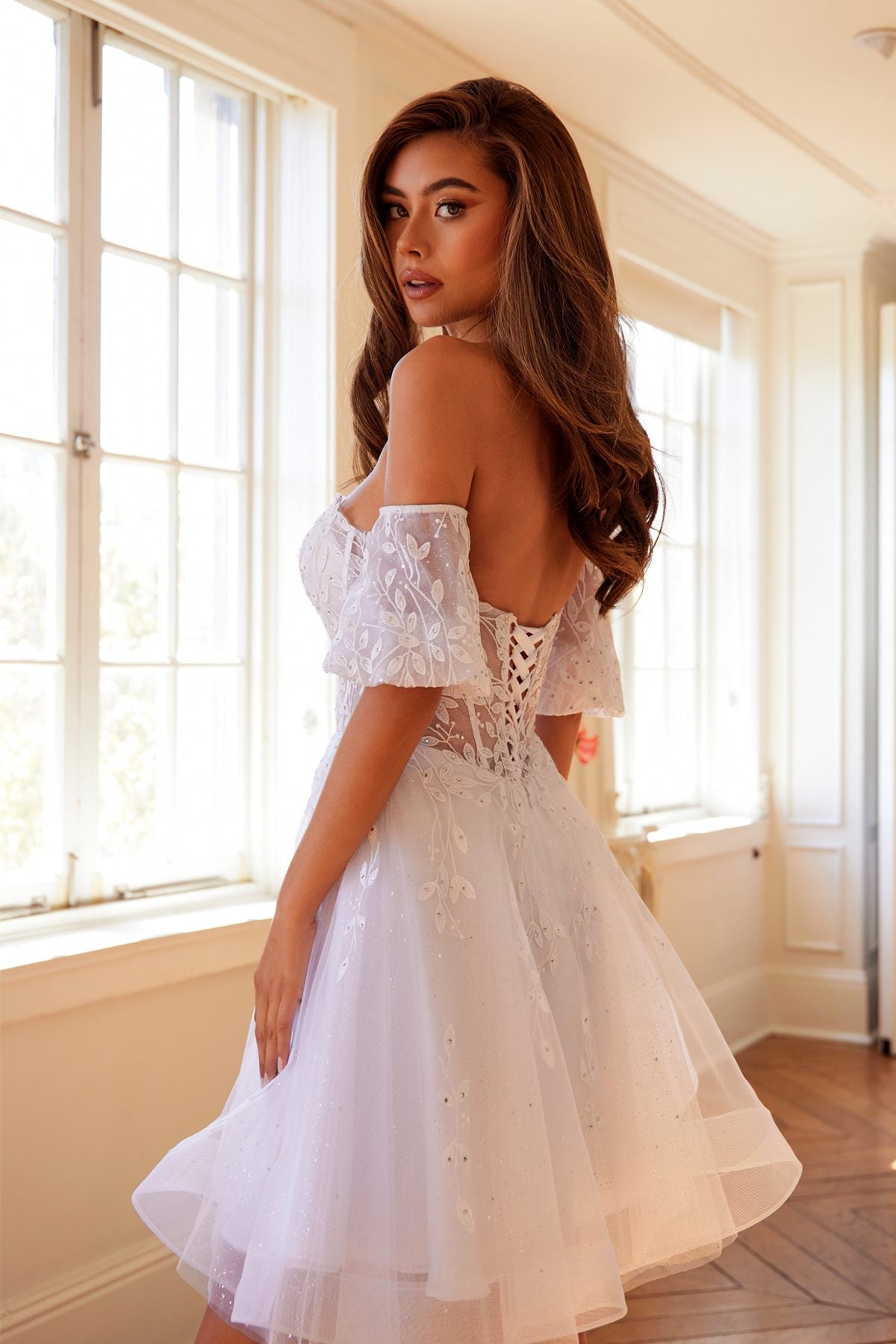 Juliet 909 Vestido corto de línea A con estampado de brillo y mangas cortas abullonadas removibles
