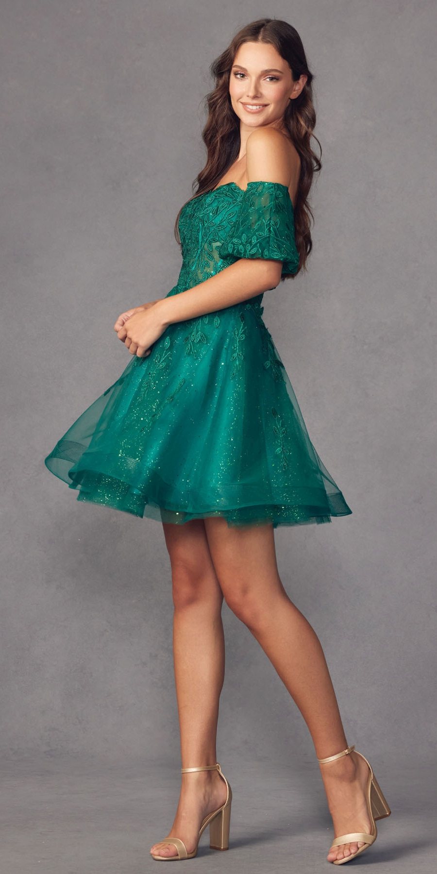 Juliet 909 Vestido corto de línea A con estampado de brillo y mangas cortas abullonadas removibles