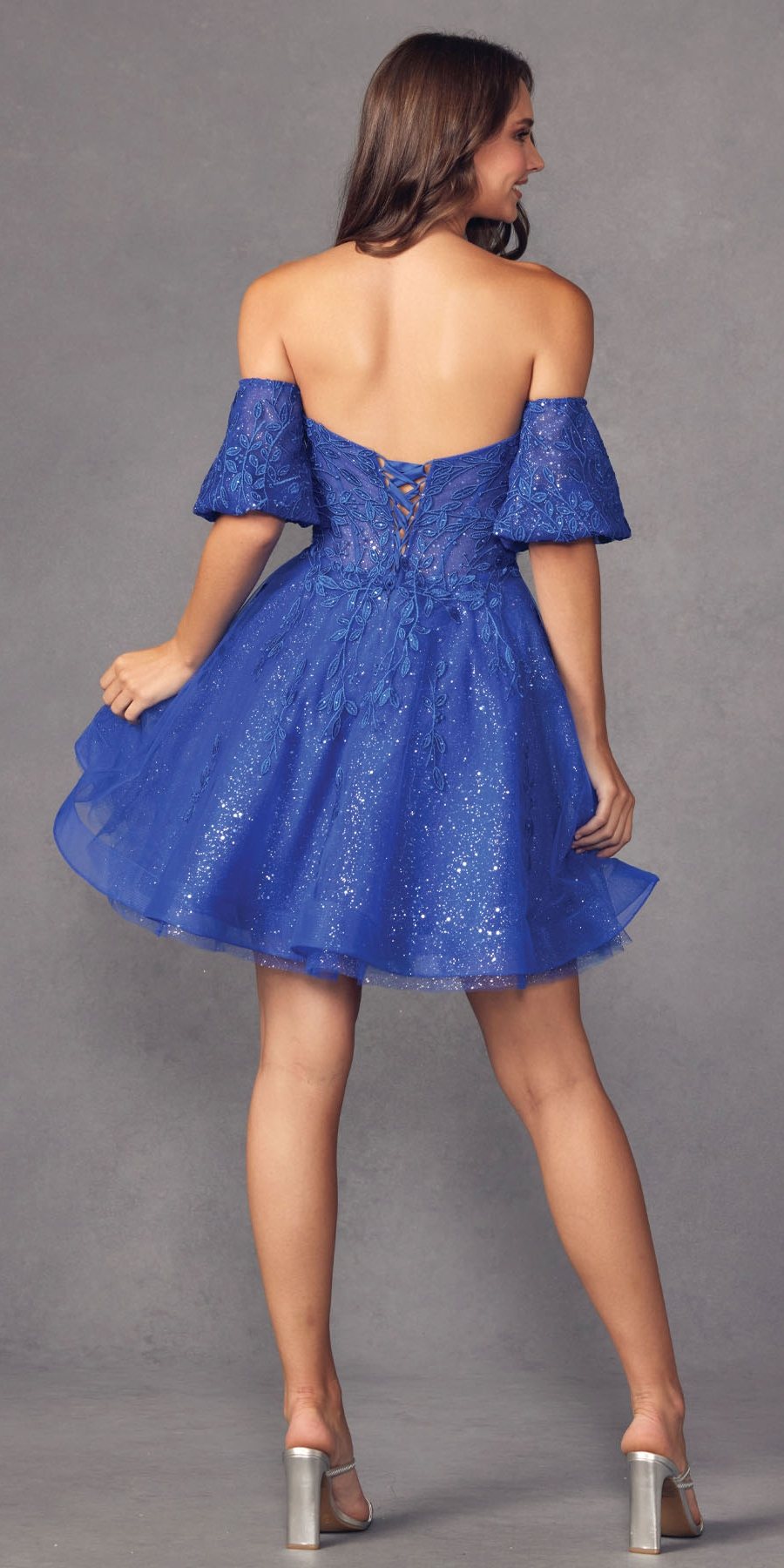 Juliet 909 Vestido corto de línea A con estampado de brillo y mangas cortas abullonadas removibles