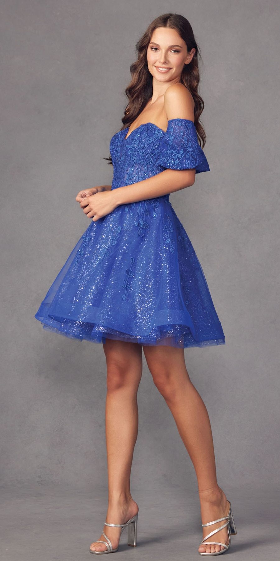 Juliet 909 Vestido corto de línea A con estampado de brillo y mangas cortas abullonadas removibles