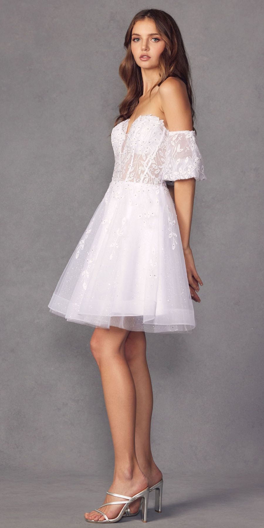 Juliet 909 Vestido corto de línea A con estampado de brillo y mangas cortas abullonadas removibles