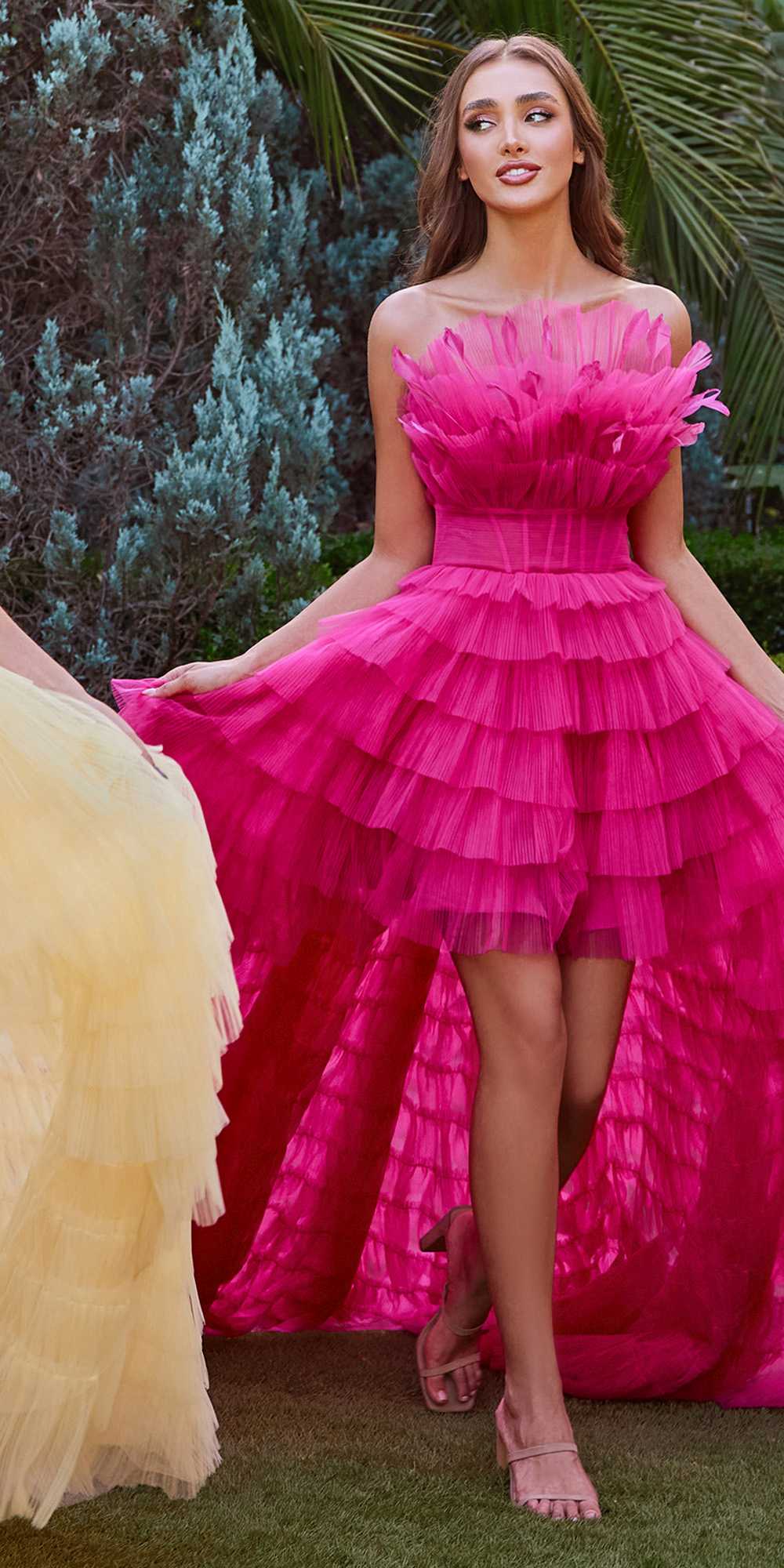Vestido de tul escalonado con volantes asimétricos, detalles de plumas, Andrea & Leo A1240