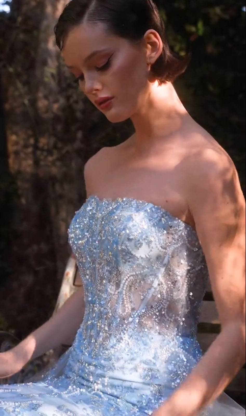 Vestido Andrea & Leo A1365 con cola y sin tirantes reluciente