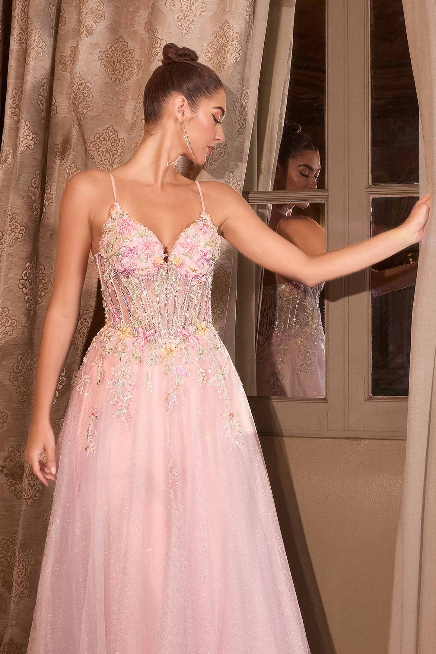 Andrea & Leo A1477 Vestido de gala corte A con estampado floral y apliques, y escote pronunciado en V