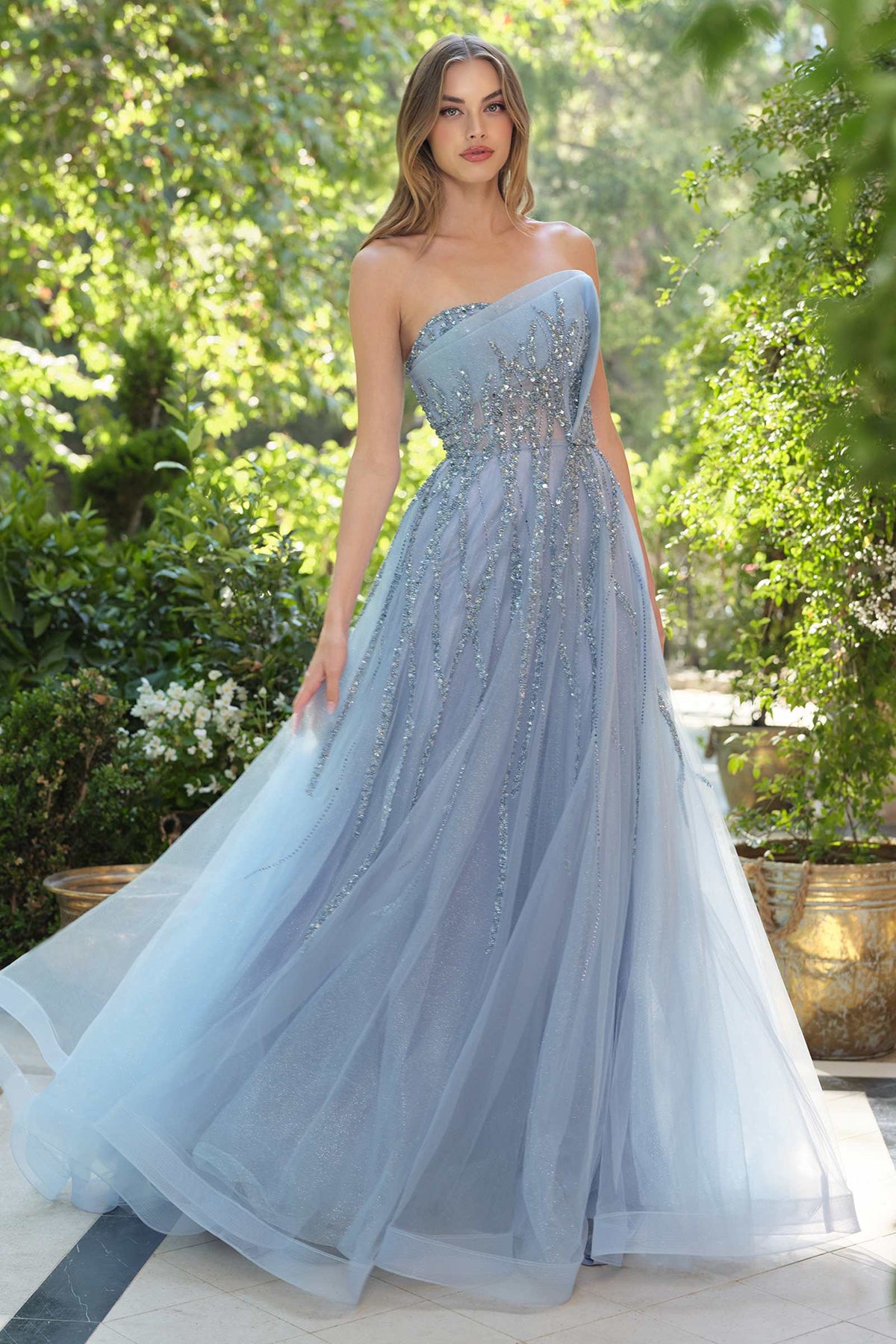 Vestido de gala asimétrico con corpiño de lentejuelas y estructura deshuesada Andrea & Leo A1491