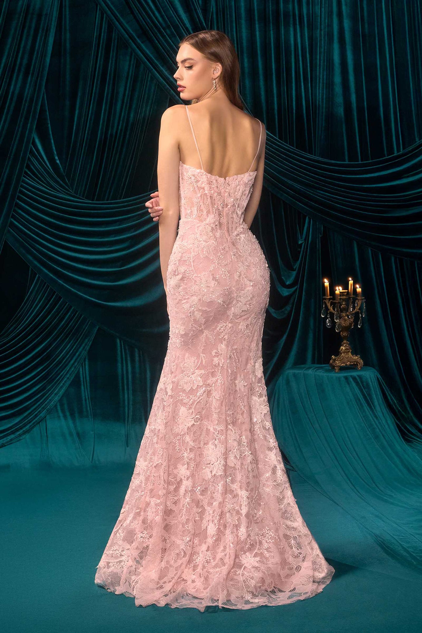Andrea & Leo A1499 Vestido de encaje ajustado con abertura alta hasta el muslo y encaje floral etéreo