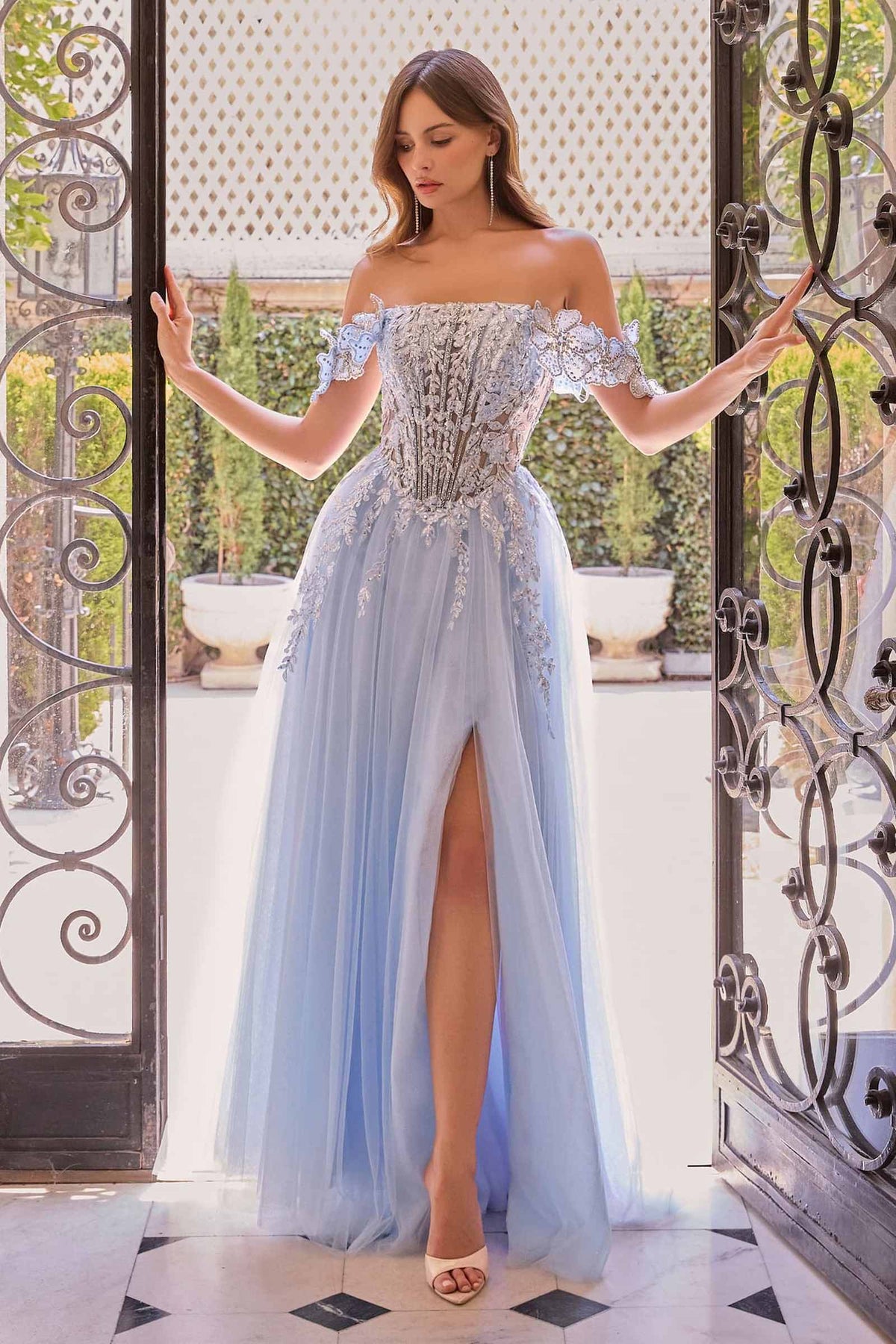 Andrea & Leo A1512 Vestido de tul azul claro con apliques florales, hombros descubiertos y abertura