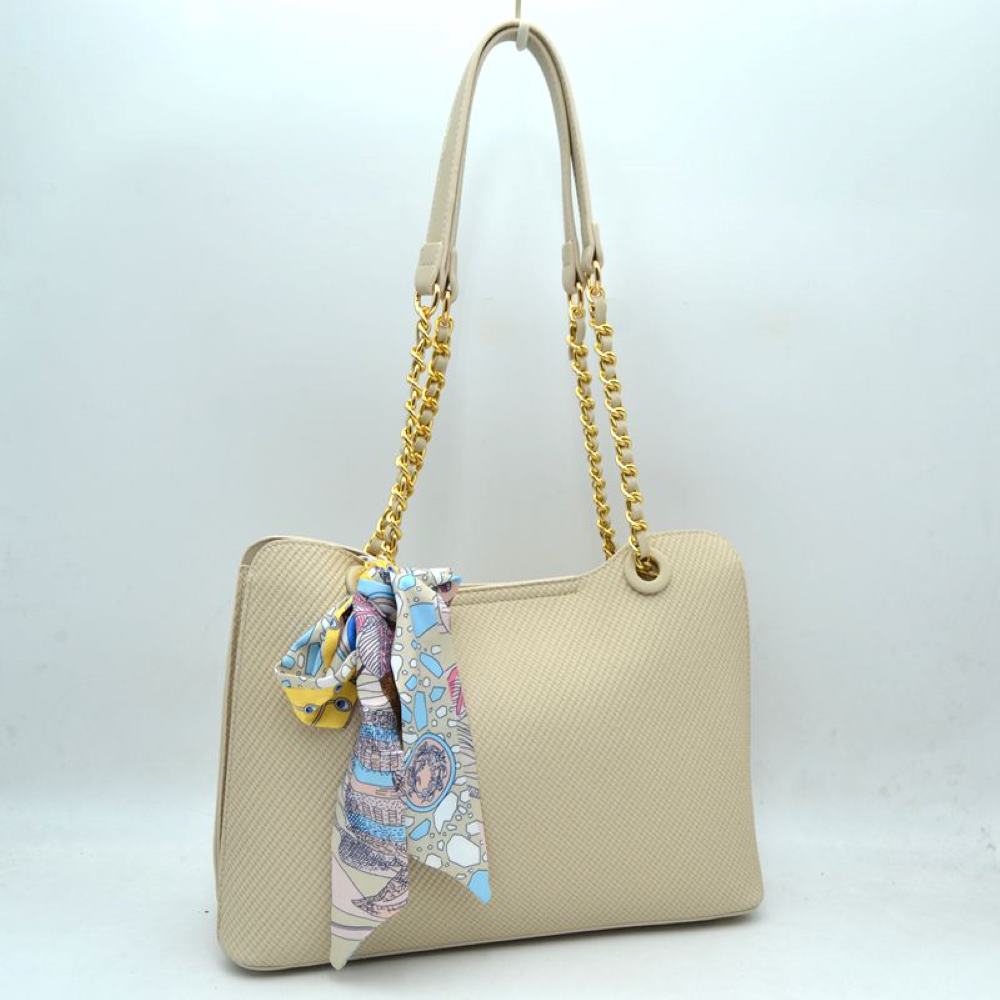 Bolso tote texturizado y elegante con detalle de cadena y pañuelo estampado