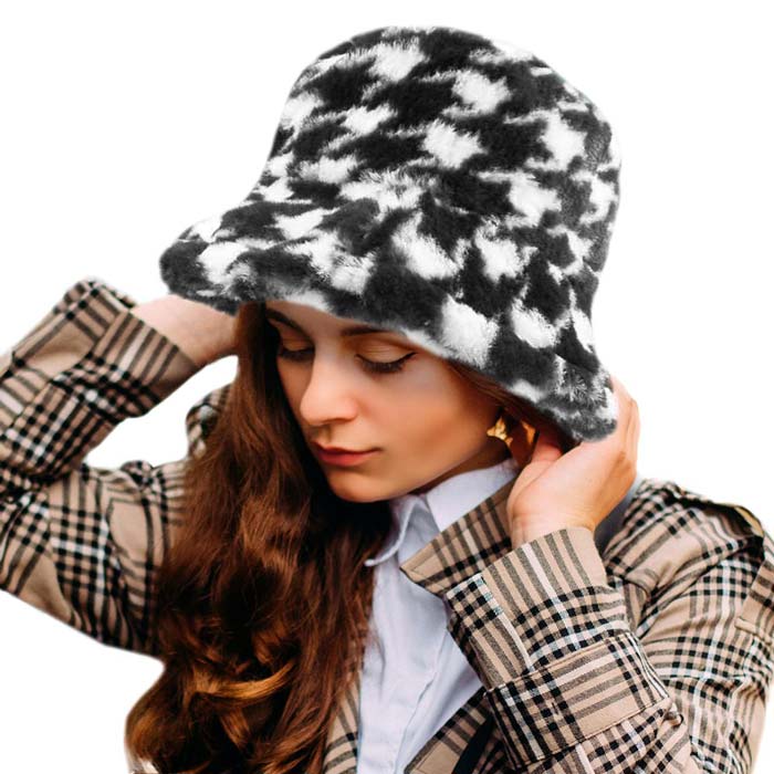 Houndstooth Patterned Faux Fur Bucket Hat