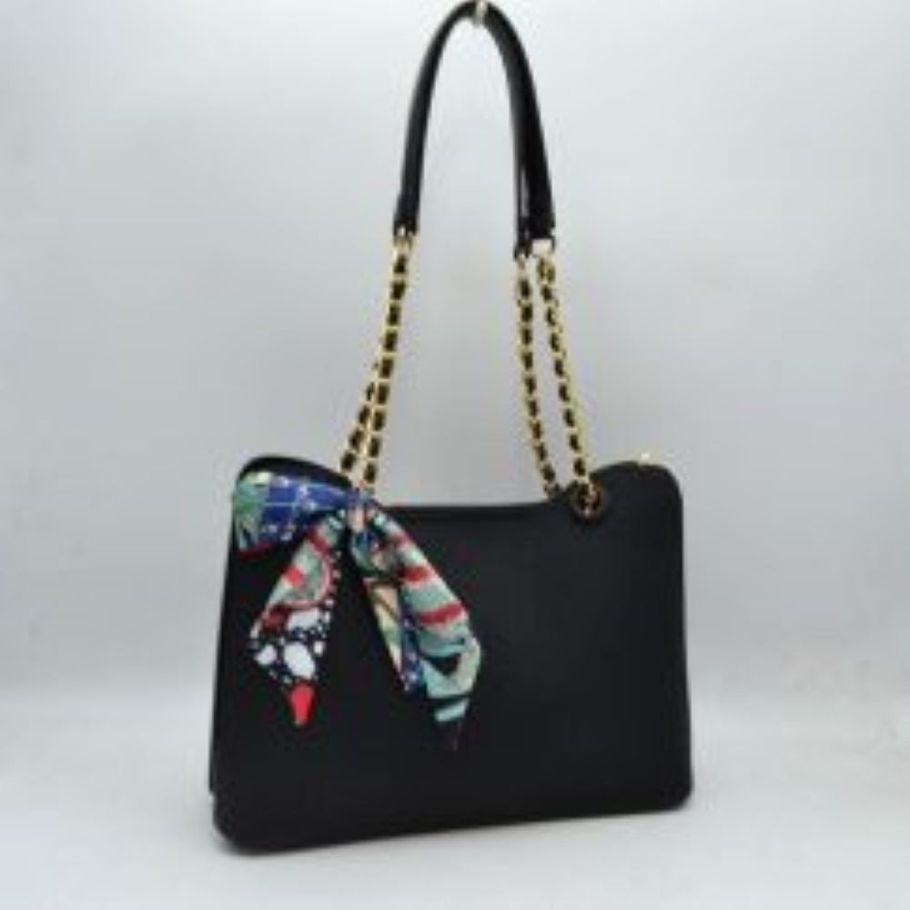 Bolso tote texturizado y elegante con detalle de cadena y pañuelo estampado