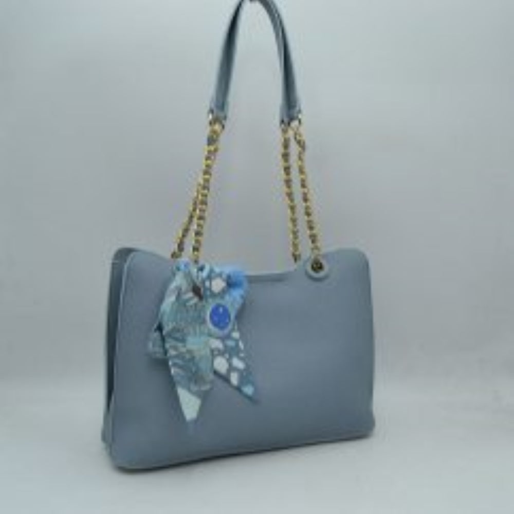 Bolso tote texturizado y elegante con detalle de cadena y pañuelo estampado