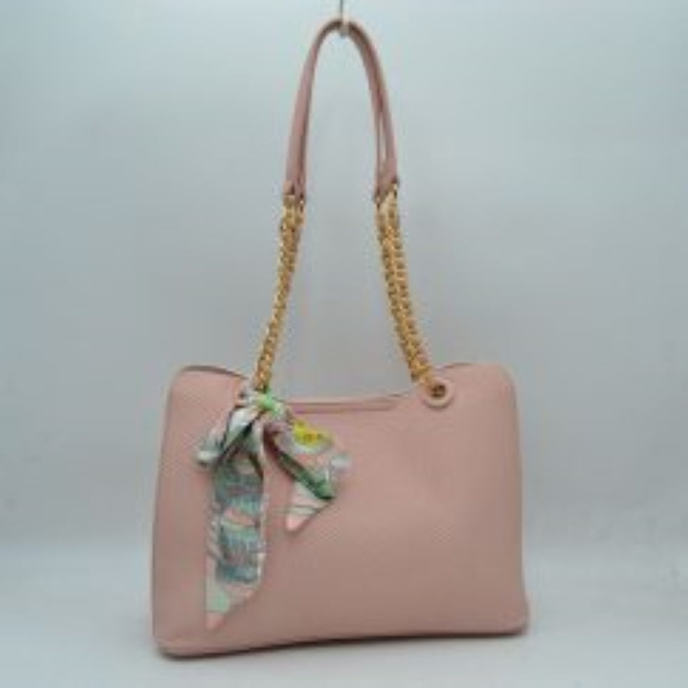 Bolso tote texturizado y elegante con detalle de cadena y pañuelo estampado