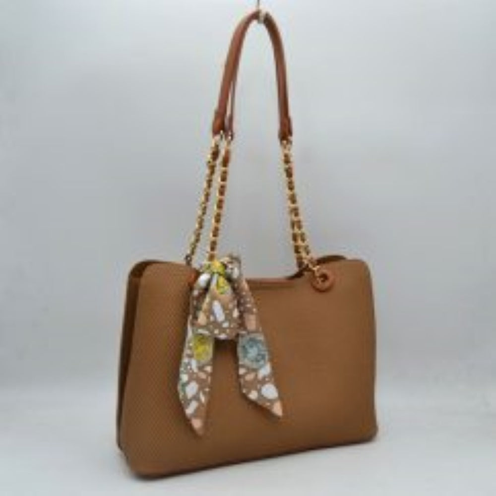 Bolso tote texturizado y elegante con detalle de cadena y pañuelo estampado