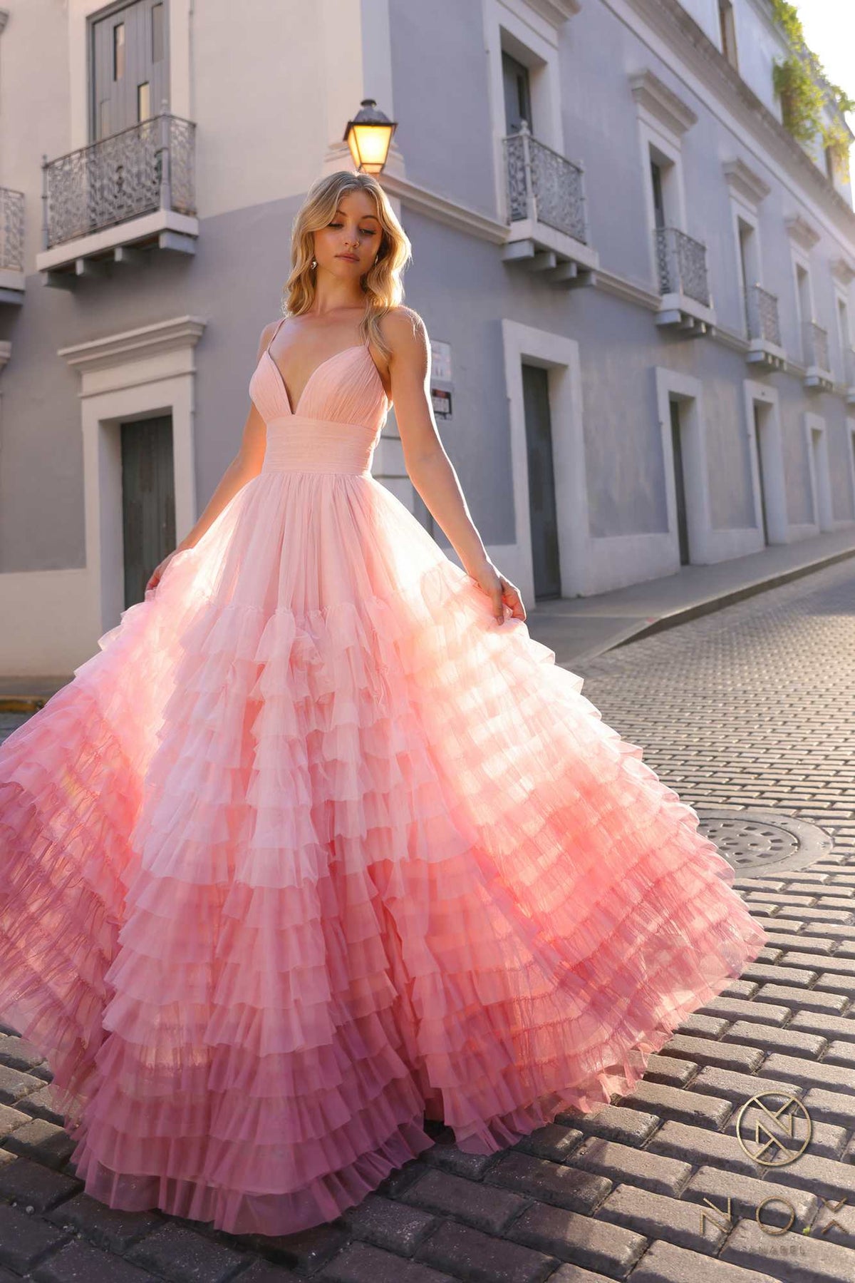 Nox Anabel C1420 Vestido largo de noche con falda de volantes escalonados degradados, corte en A y abertura